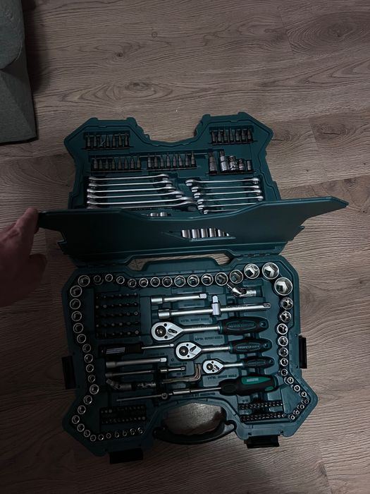 Vând trusă de scule