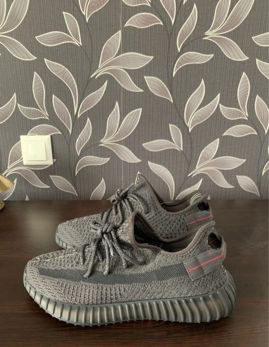 Yeezy 350 noi cu eticheta