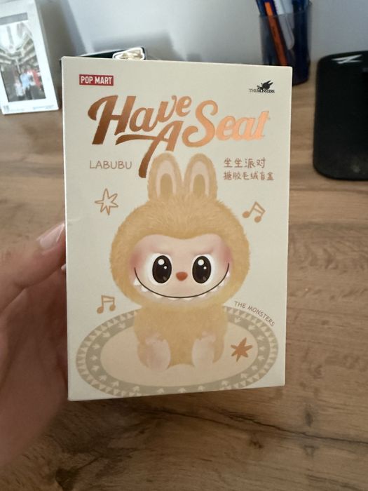 Labubu сидячий.