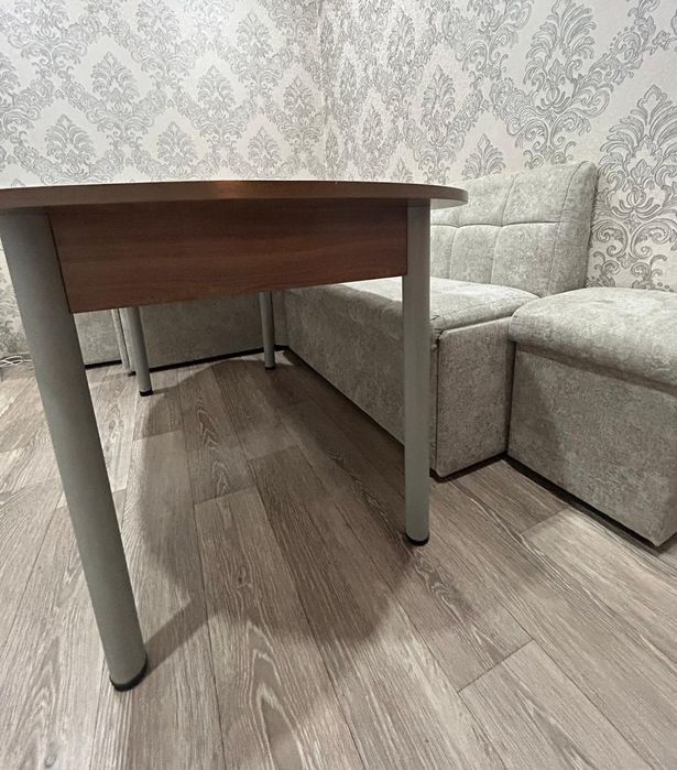 Продам кухонный стол.