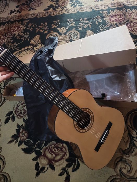 Akustik gitara sotiladi yangi ishlatilmagan