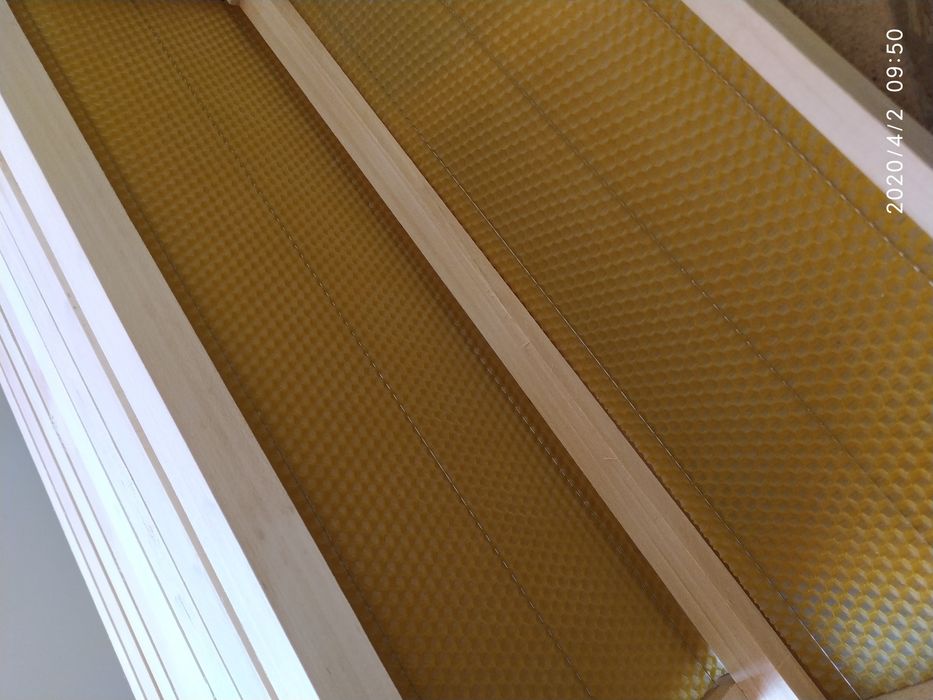 Пчелни рамки със залепени Восъчни основи