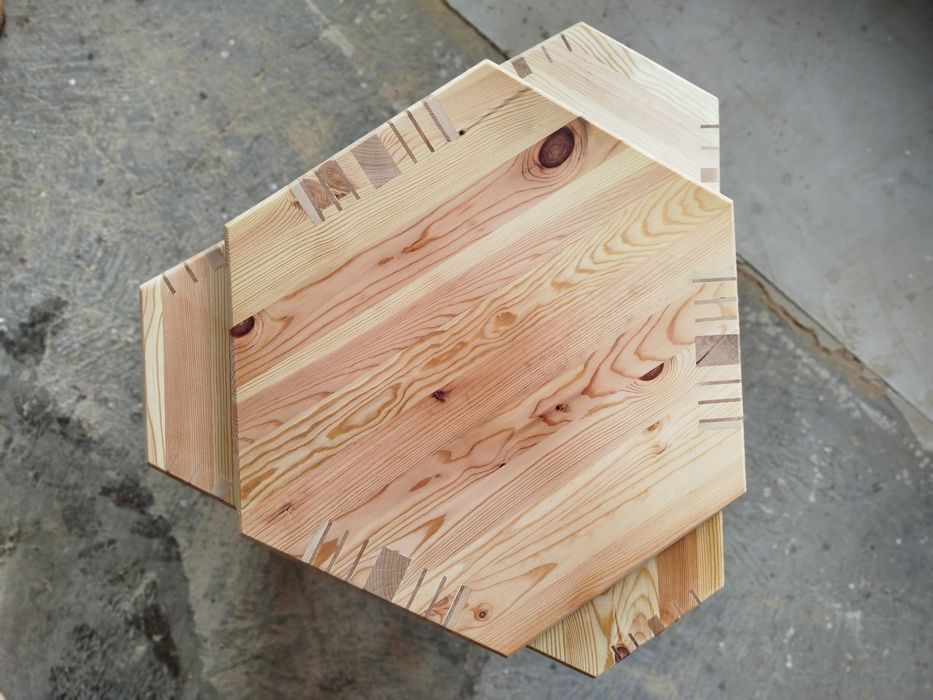 Ръчно изработен комплект маса със столове и етажерка от масивно дърво