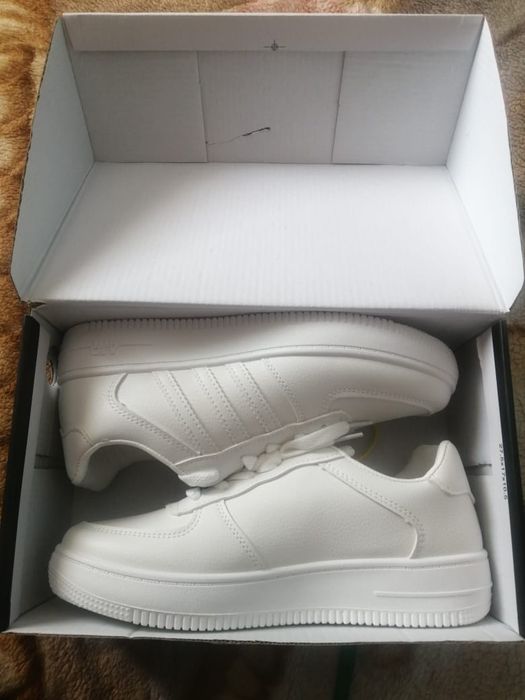 Продаю кроссовки женские