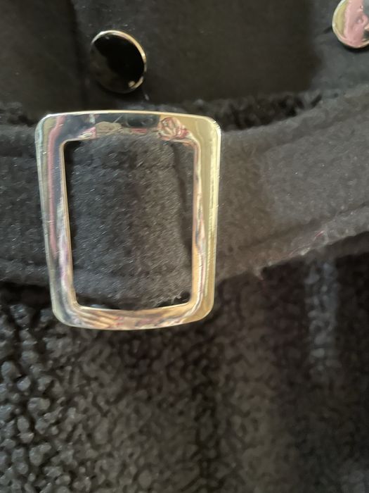 Черно палто със златни копчета и колан