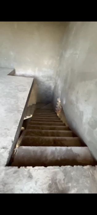 Коробка холатида ховли сотилади.