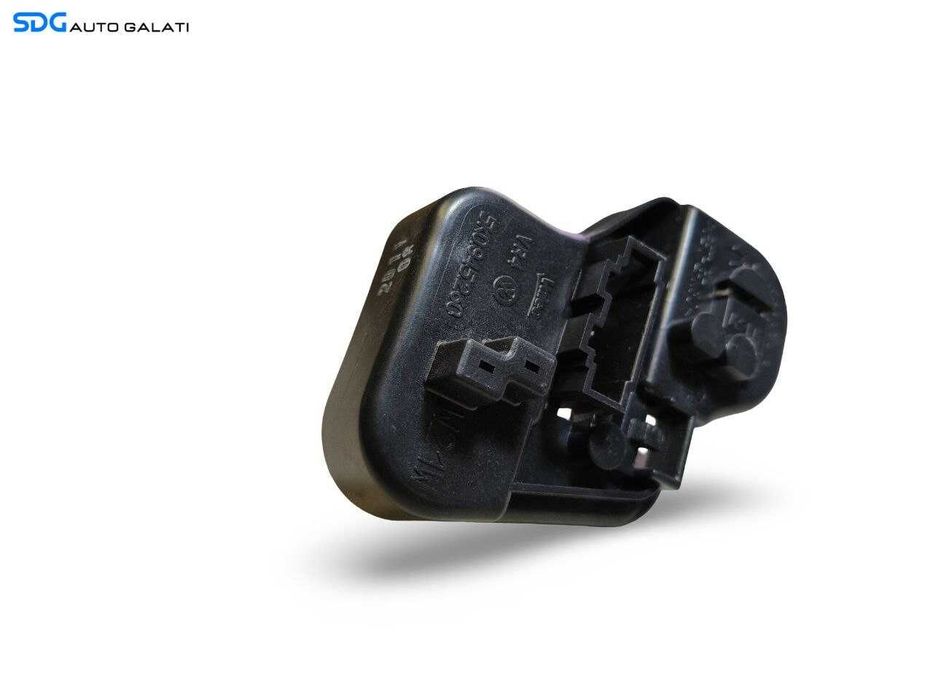 Soclu Suport Bec de pe Tripla Lampa Stop Dreapta de pe Haion Hayon Portbagaj Volkswagen Golf 6 Hatchback Scurt 2008 - 2013 Cod 5K0945260 [LS0896]