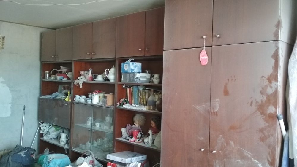 Секция за хол с шкафове и гардероб, диван и фотьойли