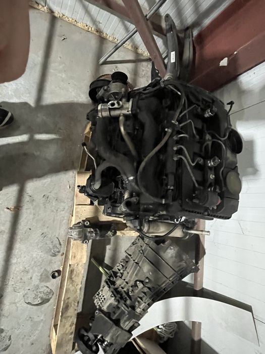 На части Двигател.форд транзит 2.4 тдци и скоростна кутия 5 степенна.