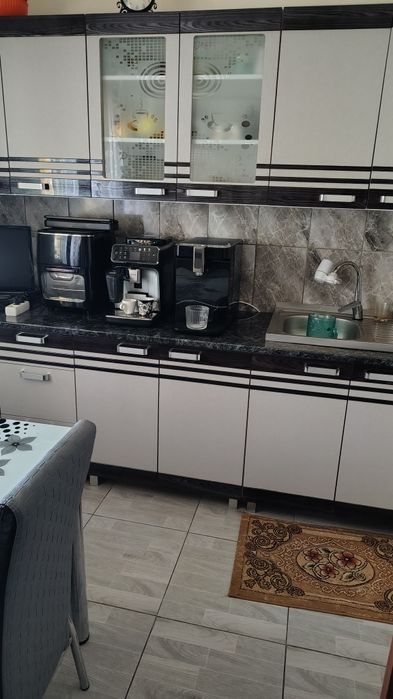 Vând apartament 3 camere în Rovinari zona centrală, 69mp,etaj4/4, complet mobilat și utilat,izolat termic. Preț 52.000 euro. Vedere la strada