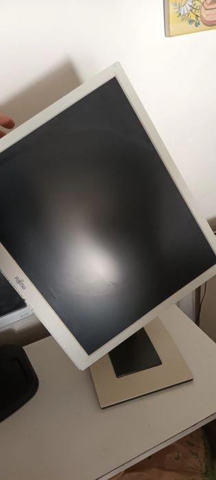 Vând 2 monitoare bune reglabile înclinare 360 pret 250 buc 1 e de la HP și al doilea de la Fujitus