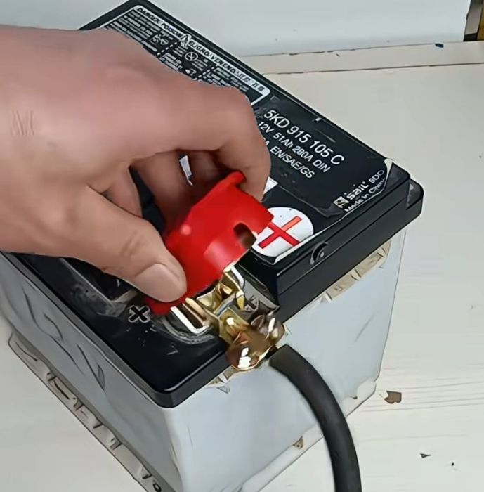 Зажимное устройство для аккумулятора