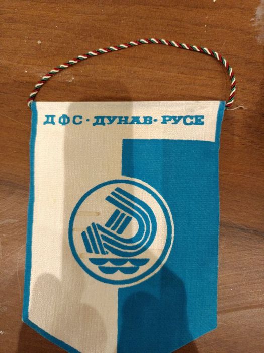 Стари футболни и други флагчета + колекционерски значки