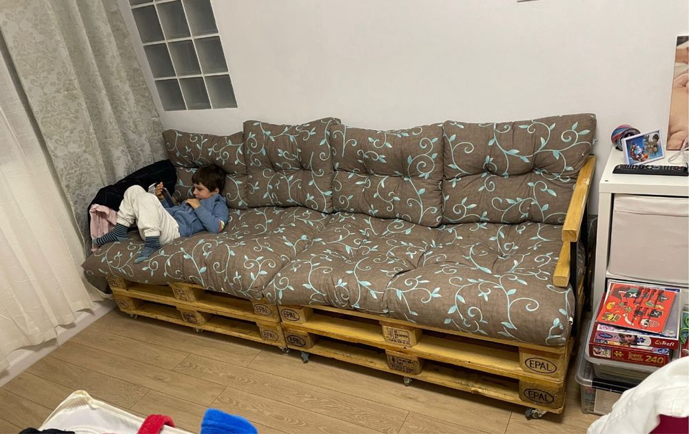 Canapea 2400 x 800 mm din lemn masiv cu perne