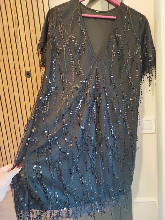 Малка черна рокля с пайети