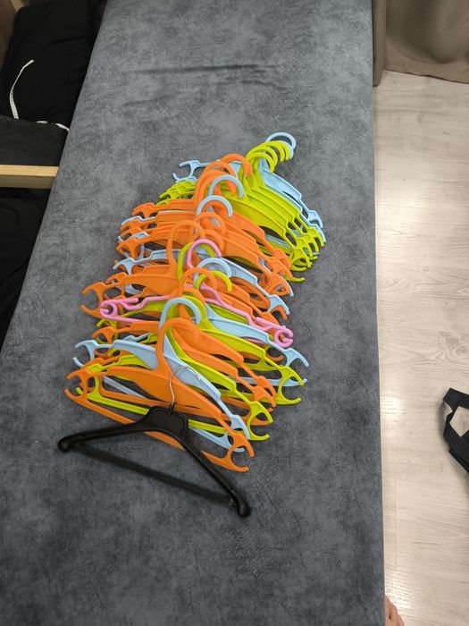 Продаю вешалки новые