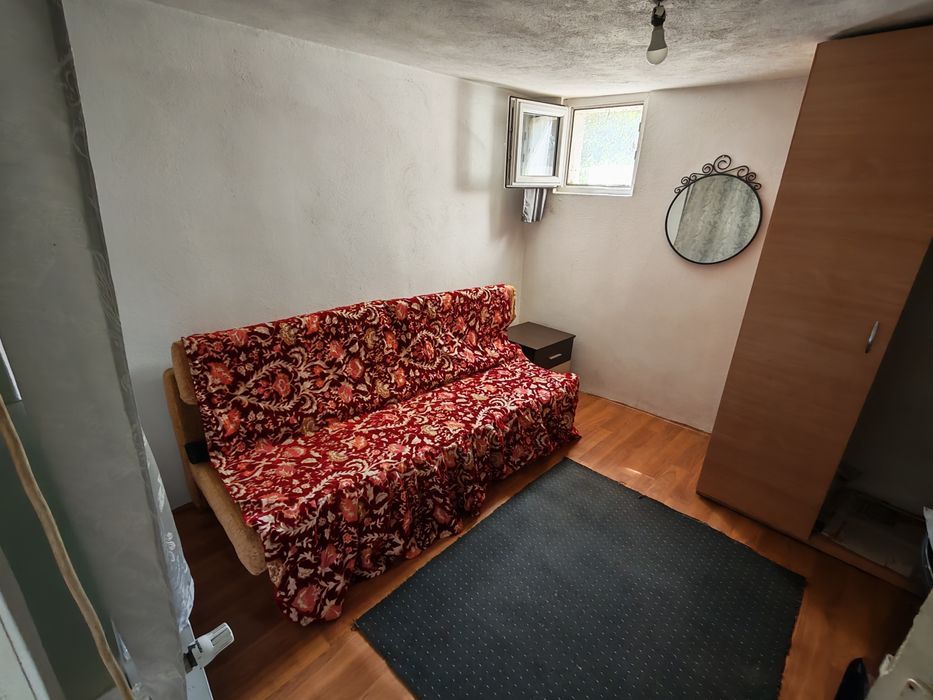 Camera de închiriat  la curte