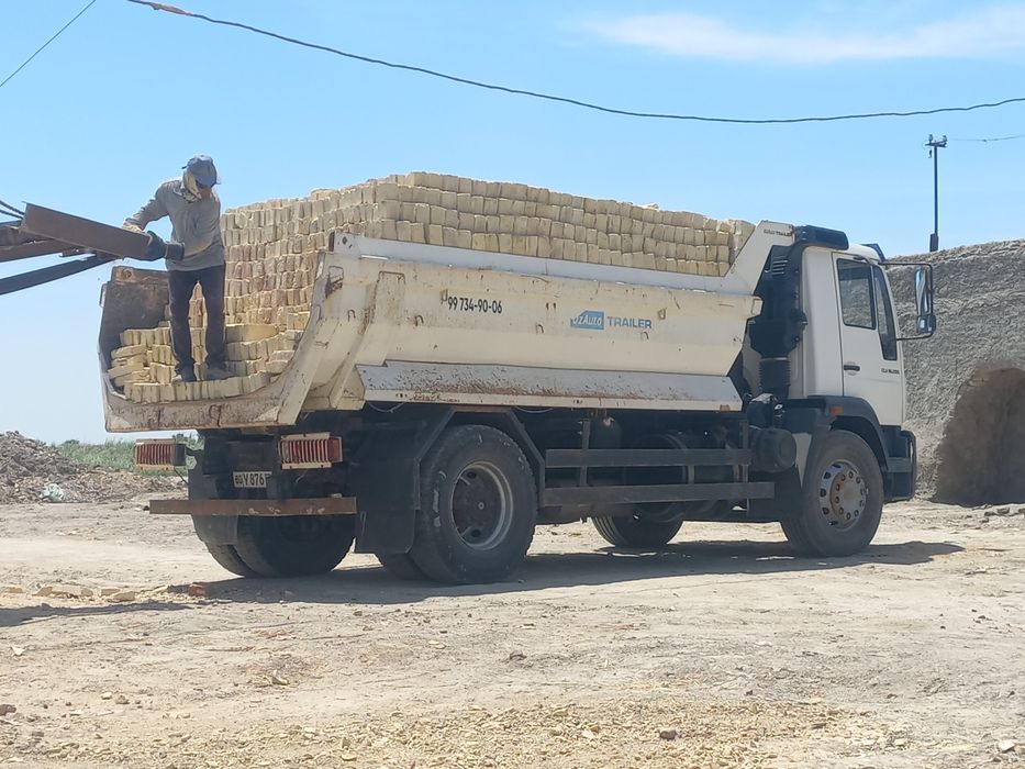 Кирпич  продаётся 720