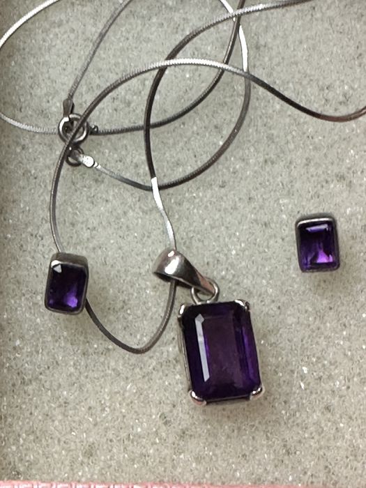 Колие и обици във невероятен лилав цвят от El Grado