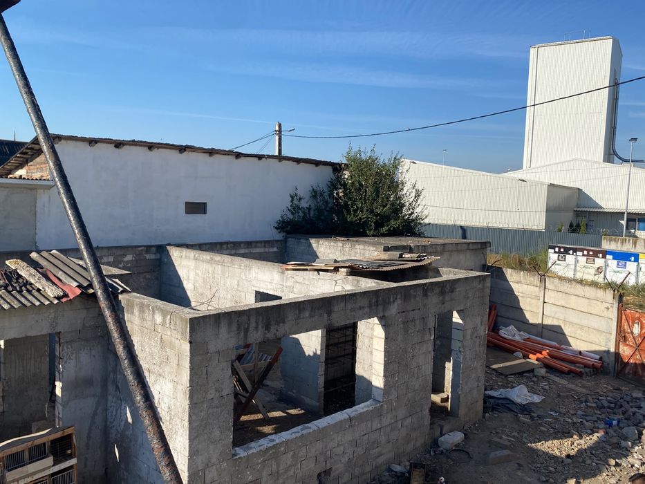 Vand constructie la rosu . 750 mp teren intravilan