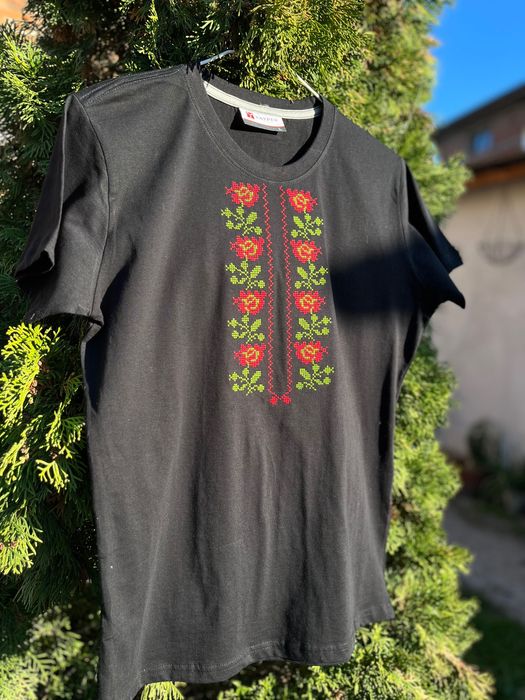 Тениски с бродерия