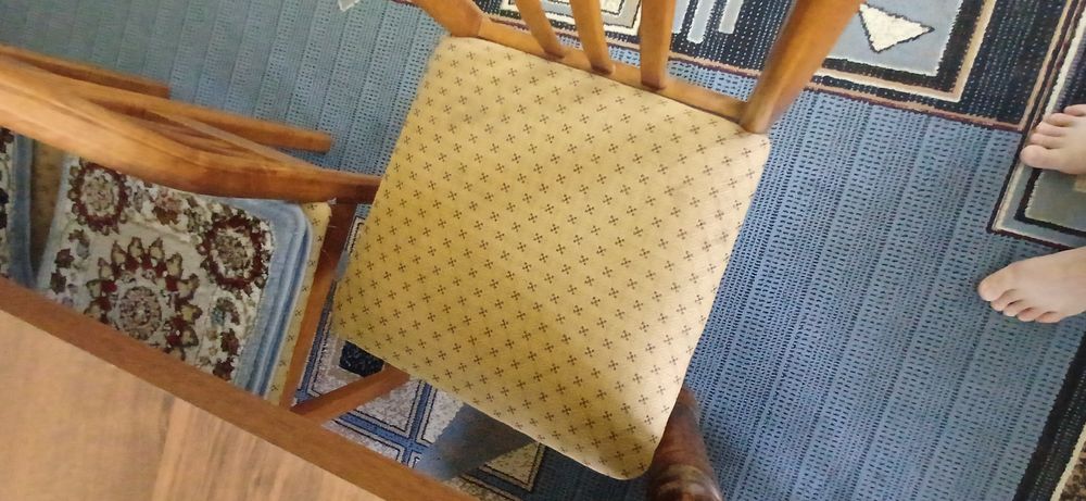 Стол орындықтарымен сатылады