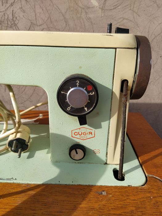 Mașină de cusut veche,cu masa