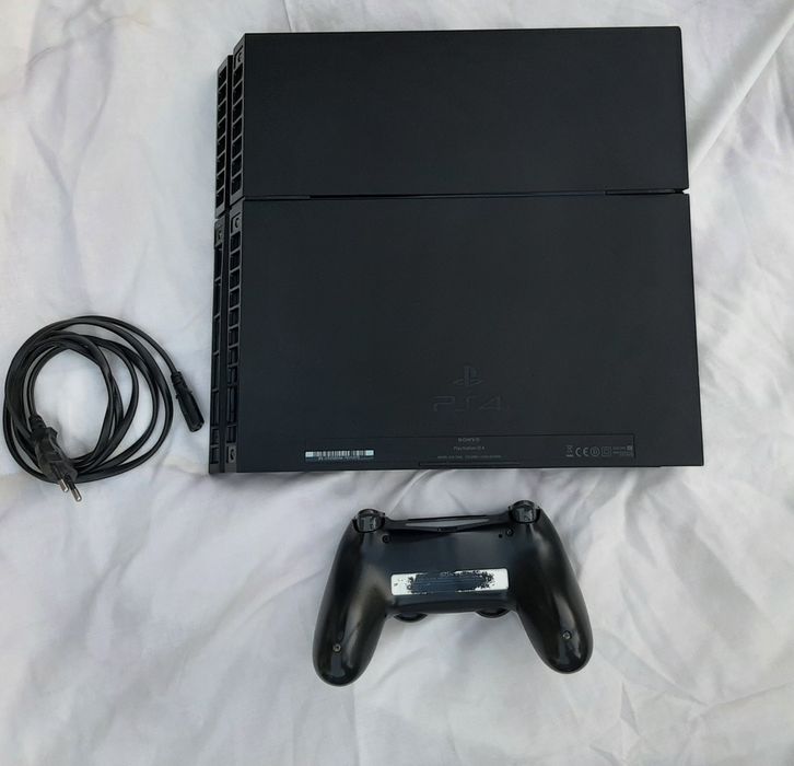 Vând PlayStation 4 în stare bună