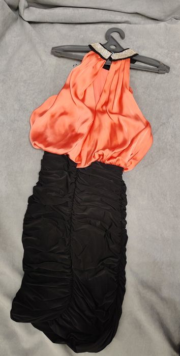 Платье с открытой спиной и стразами