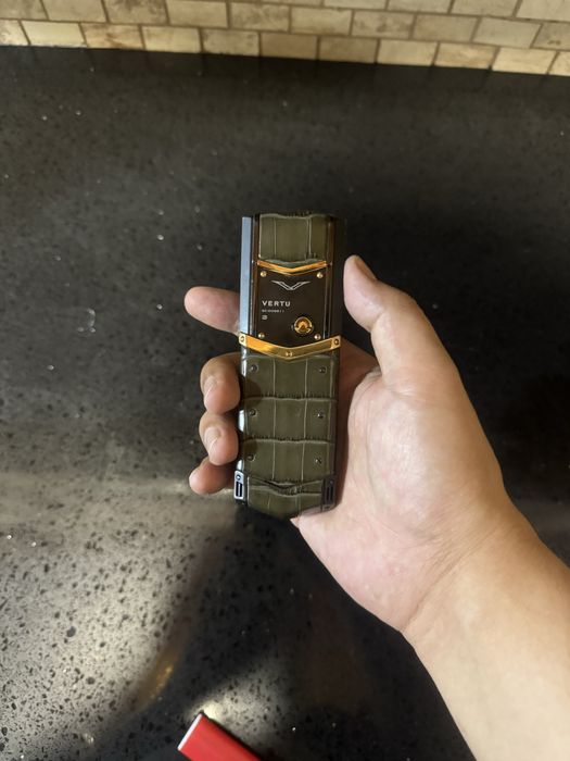 Vertu Signature S Design 3G Pure Black Gold Dark Green Crocodile