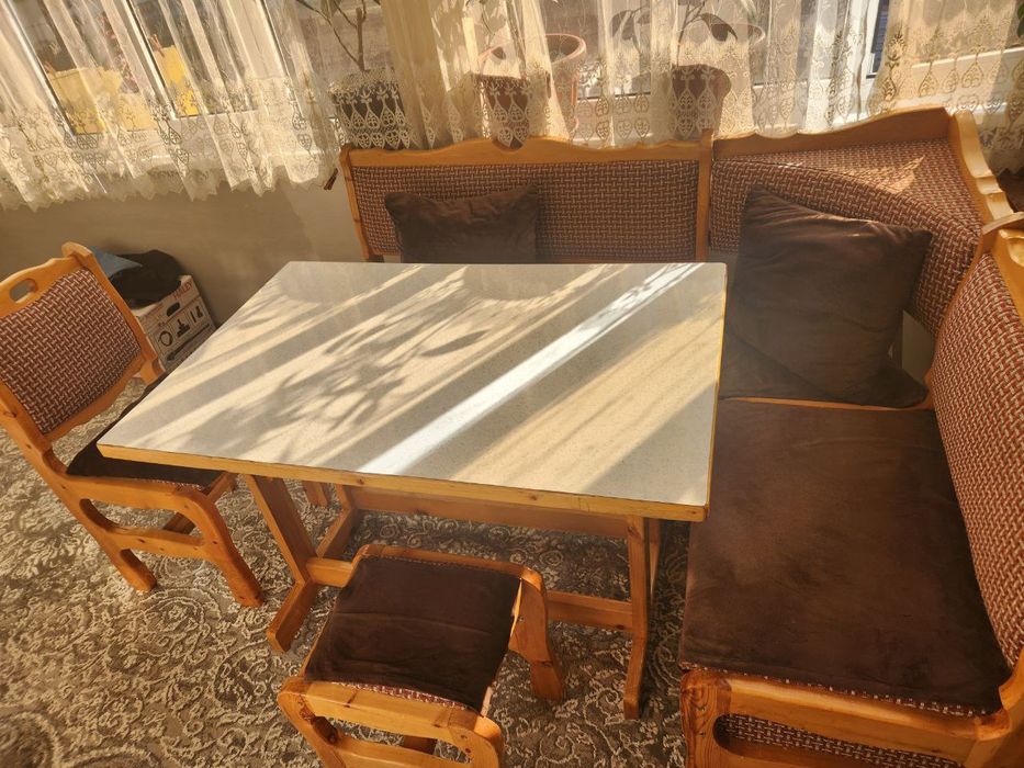 Кухонный уголок со стульями. В хорошем состояние
