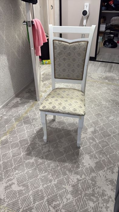 Продаю стол со стулями