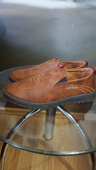 Vând pantofi bărbătești din piele naturală