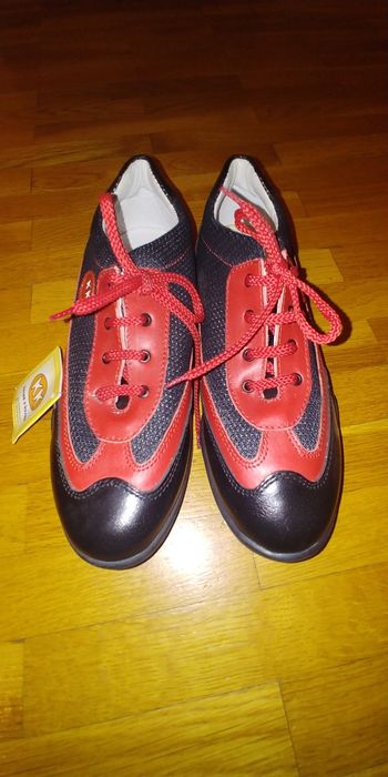 Нови обувки на Колев и Колев, номер 34