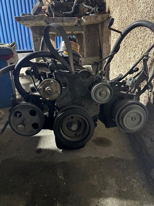 Мотор машины в разобронном виде