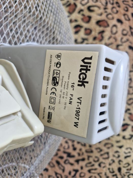 Вентилятор напольный бренда "Vitek ".