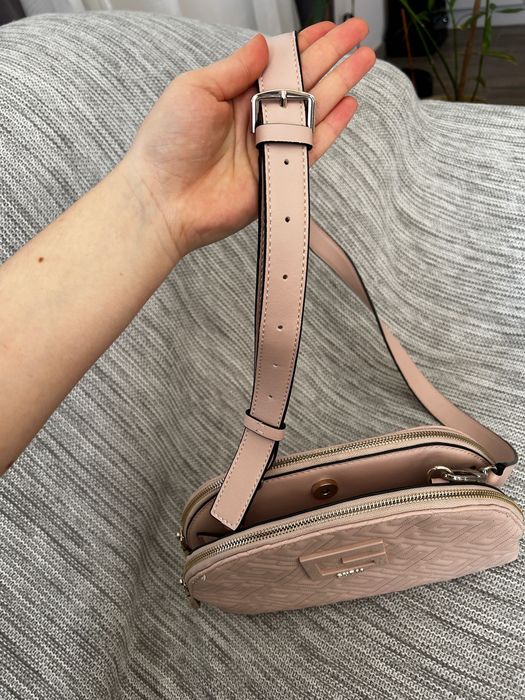 Розова дамска чанта Guess