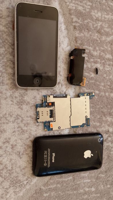 Vând iPhone 5 și iPhone 3 și calculator acer in stare perfectă de funcționare