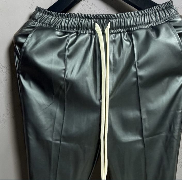 Pantaloni din piele cu siret lung