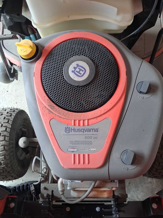 Tractoras tuns gazon Husqvarna