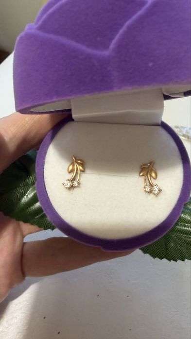 Продам золотые детские серьги