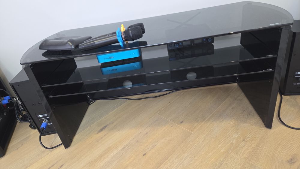 Стеклянная тумба под тв