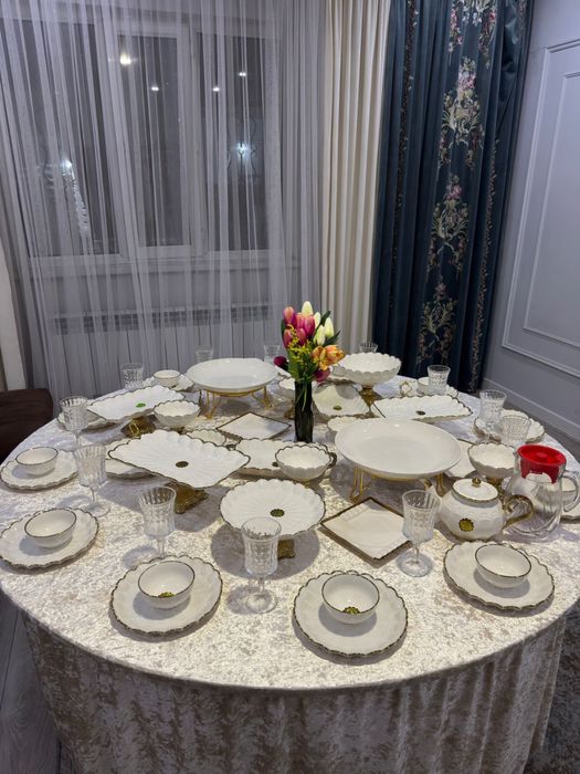 Стол стулья посуда