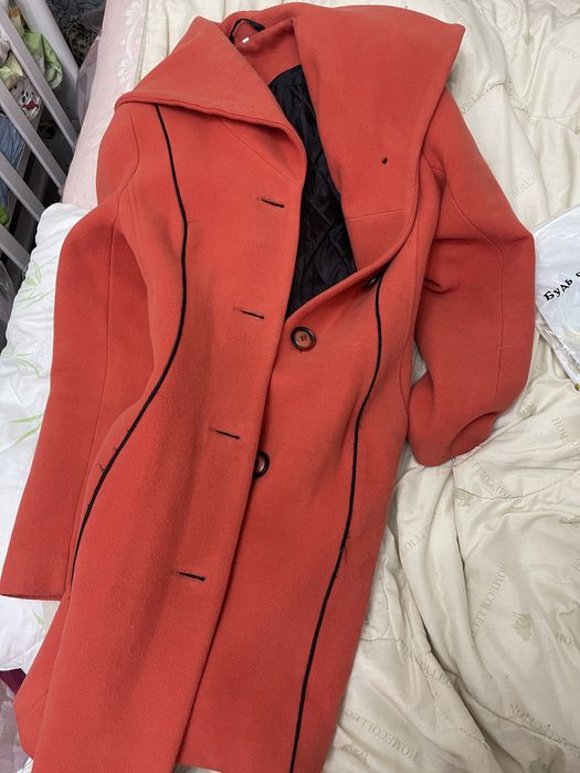 Продам пальто  красное
