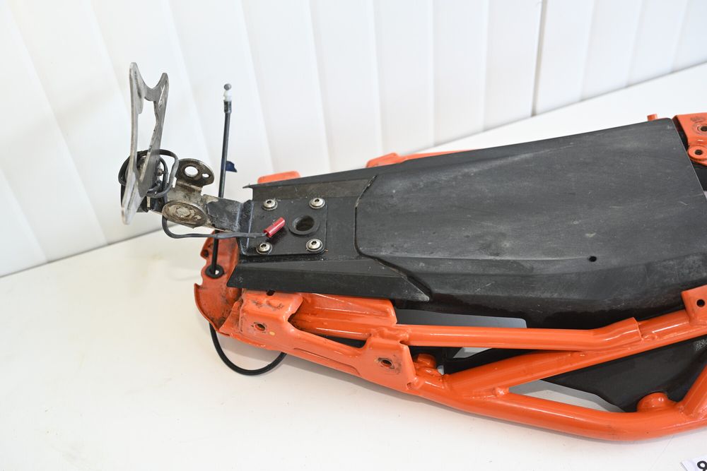 KTM DUKE 125 Cadru codita spate cu plastic baterie