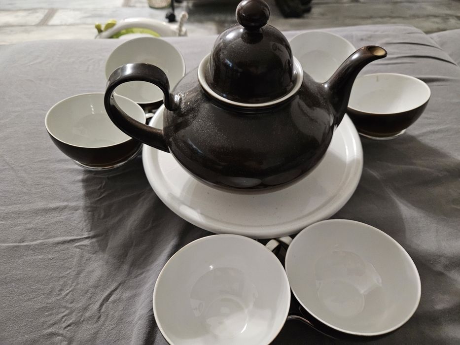 Продавам порцеланов сервиз