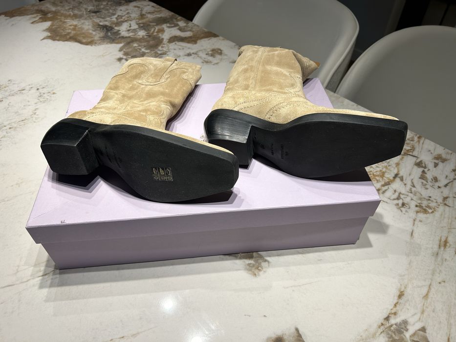 Каубойски ботуши от естествен велур.Светло бежов цвят. Нови с кутия.