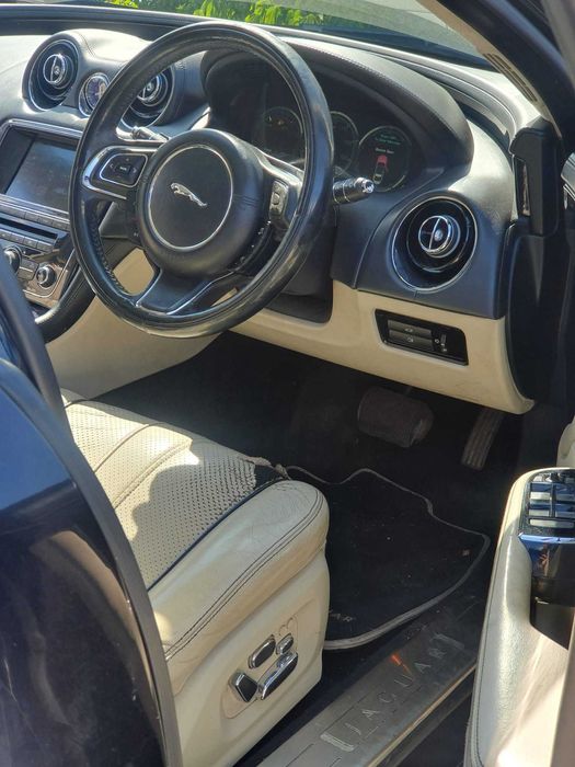 Dezmembrez Jaguar XJ 3.0 D V6 Auto 2012