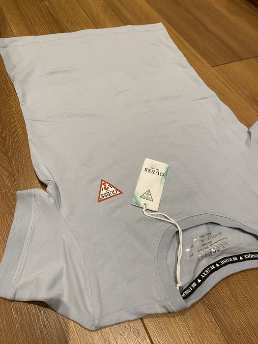 Синя тениска и шапка guess