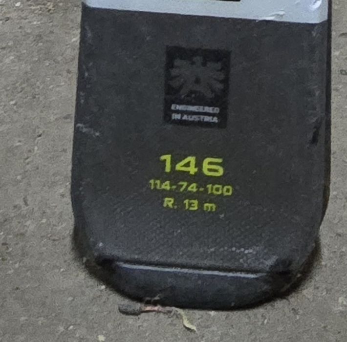 Sky-uri adulți cu echipament sky